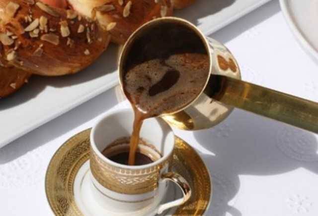 القهوة.. مخاطر ترافق المصابين بهذا المرض الجلدي