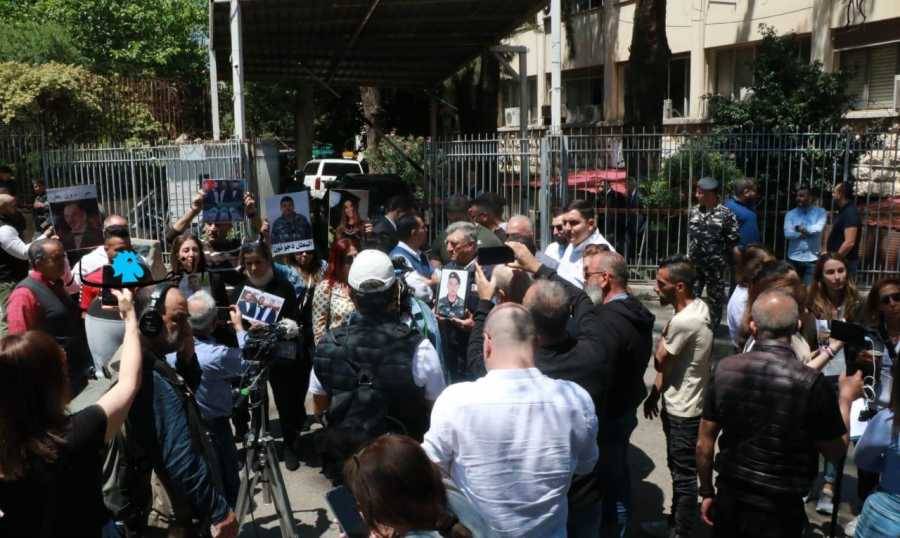 وقفة لأهالي شهداء فوج الإطفاء أمام قصر العدل