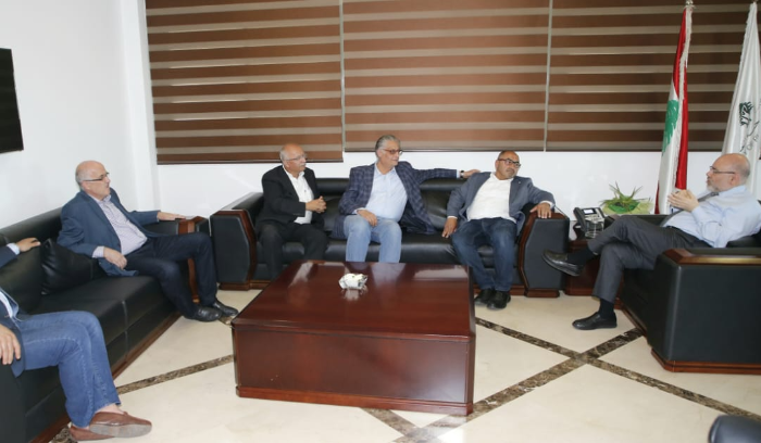 الأبيض يبحث مع زواره سبل استمرارية مستشفى بر الياس