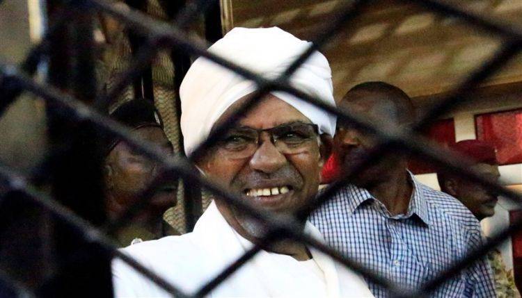 عمر البشير نُقل من السجن إلى مستشفى عسكري قبل بدء القتال في السودان