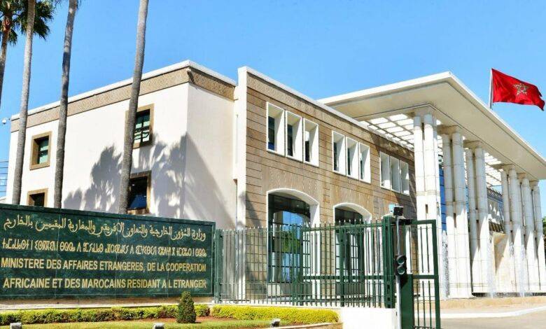 أفراد الجالية المغربية يتواجدون في بورت سودان بانتظار تأمين عودتهم إلى المغرب