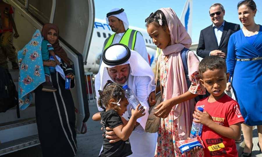 الإمارات تجلي مواطنيها ورعايا 16 دولة من السودان