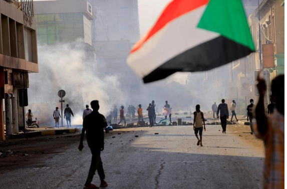 السودان: مقتل 604 والنازحون 700 ألف شخص