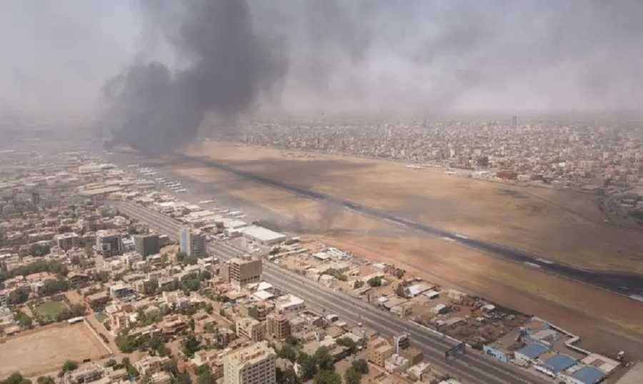 أعمدة الدخان تتصاعد في الخرطوم.. والاشتباكات تتجدد