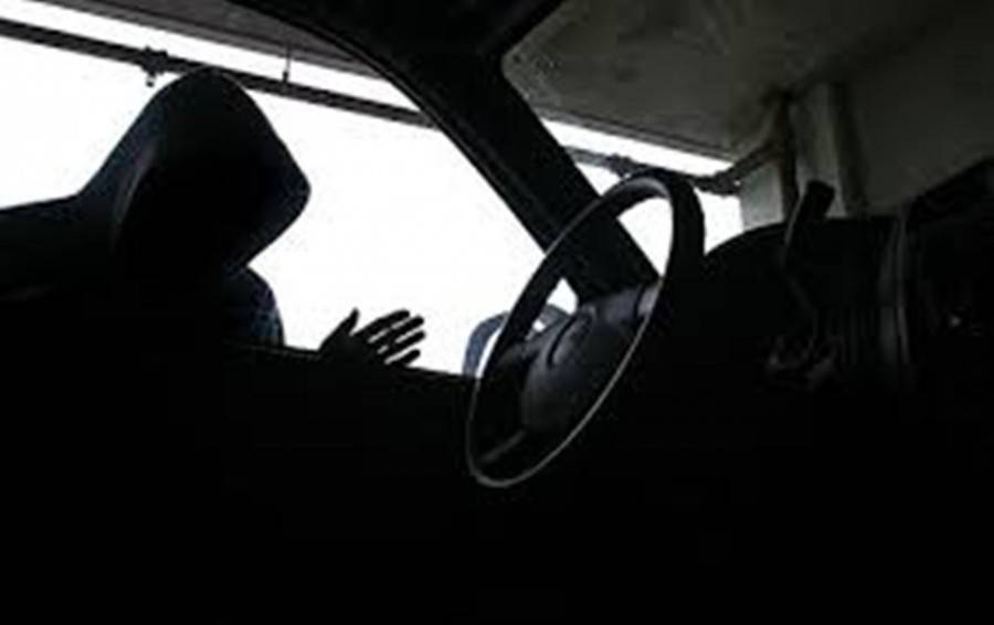 بعد الاعتداء عليه وطعنه.. سلب أحد المواطنين سيارته