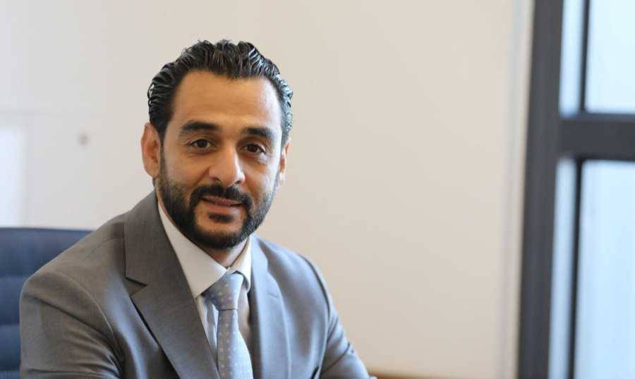 أبو حيدر يسأل: في بلد يعاني من الانكماش هل يجوز رفع الدولار الجمركي؟