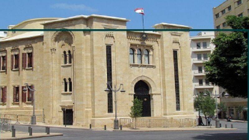 الاقساط في المدارس الخاصة على طاولة 