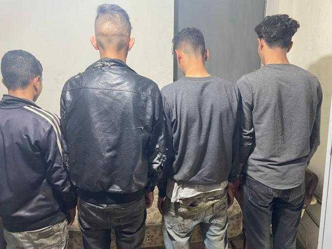 بكمين محكم.. القبض على سارقي حاويات نفايات وحواجز بلاستيكيّة