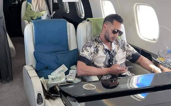 محمد رمضان يستفز الجمهور برزم الدولارات!