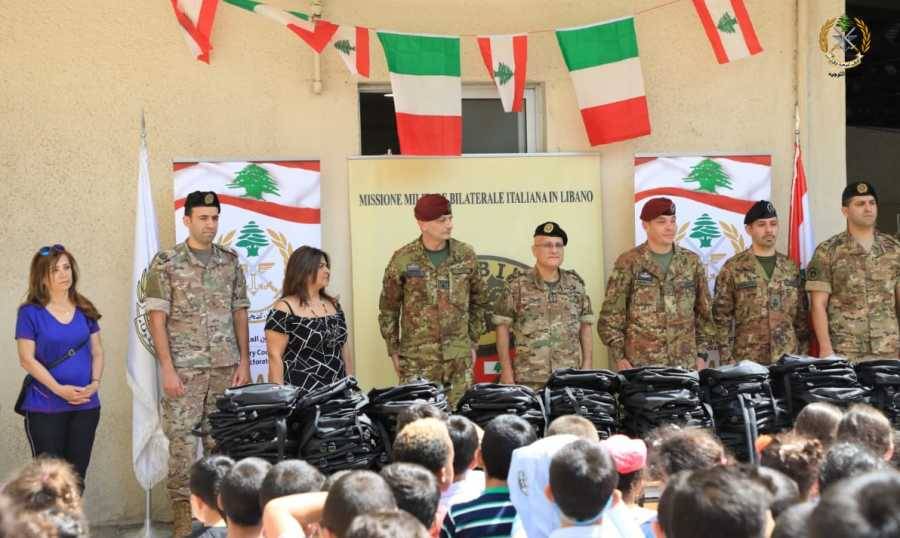 الجيش يوزع حقائب مدرسية