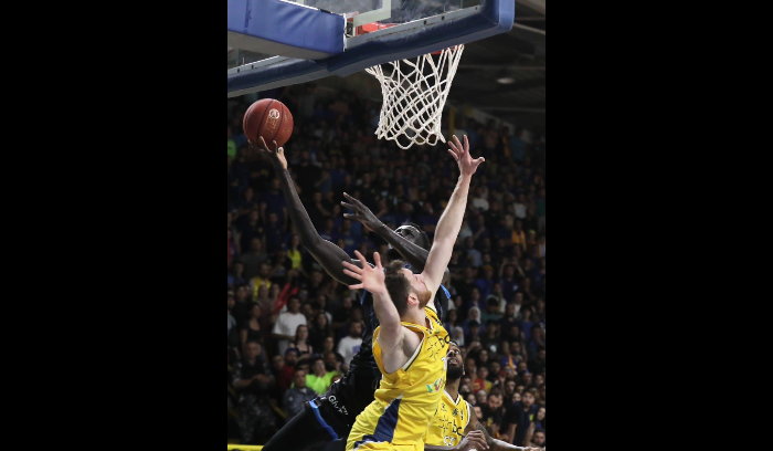 الرياضي بيروت عادل السلسلة ودينامو في نهائي بطولة كرة السلة