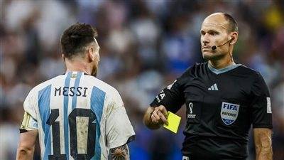 عدو ميسي وملك البطاقات الصفراء يعتزل التحكيم