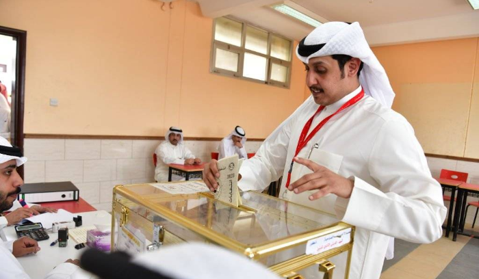 الكويتيون يدلون بأصواتهم لانتخاب ثالث برلمان في 30 شهراً
