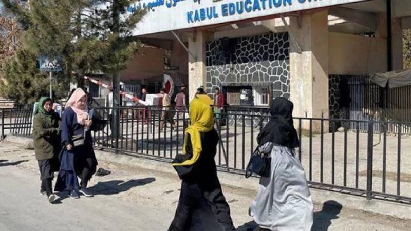 نقل 60 تلميذة أفغانية إلى المستشفى بعد تعرضهنَّ للتسمّم!