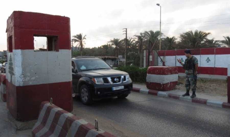 سيارة تجتاح حاجزاً للجيش.. وسقوط جرحى