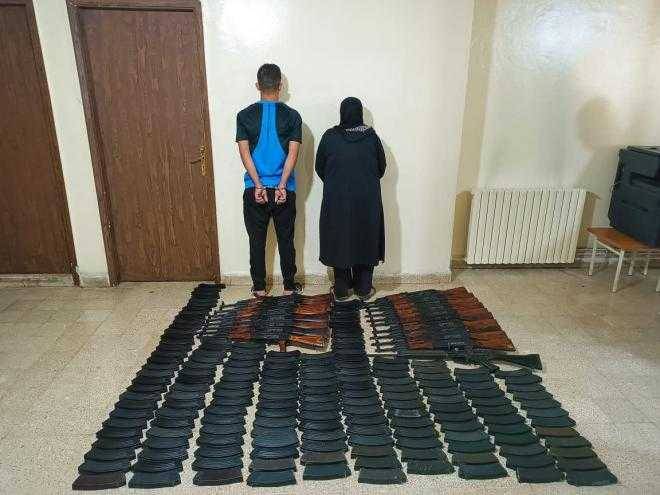 ينقل أسلحة وذخائر حربيّة برفقة والدته.. هكذا وقع بقبضة 