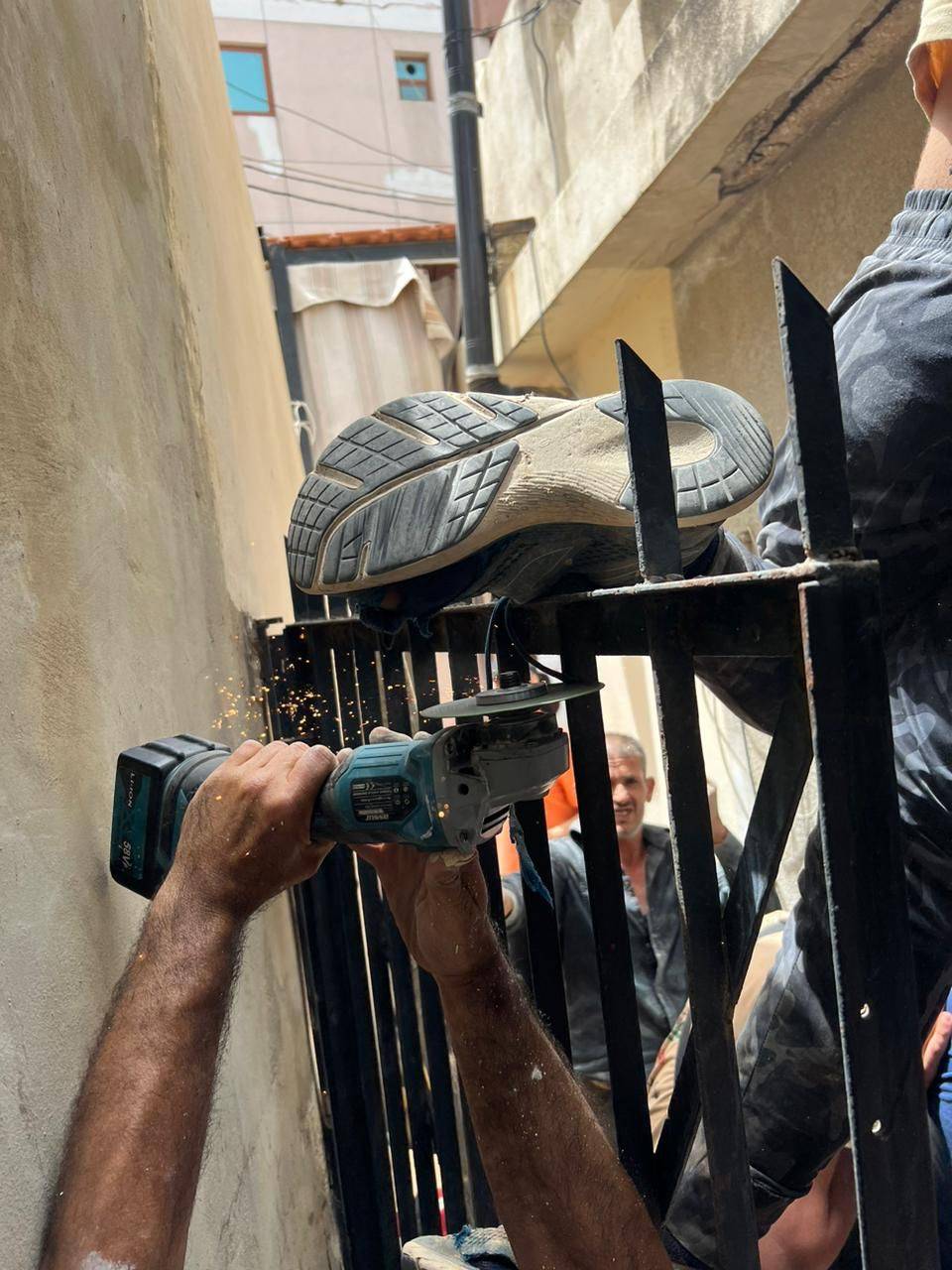 سقط على البوابة فدخل قضيب حديد  بقدمه
