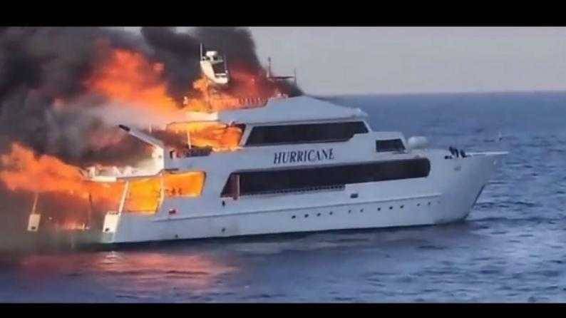 مصر.. حريق على متن مركب سياحي يقل 29 شخصاً