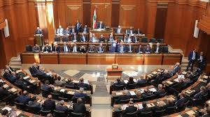 توزيع الأوراق على النواب للبدء بعملية الاقتراع