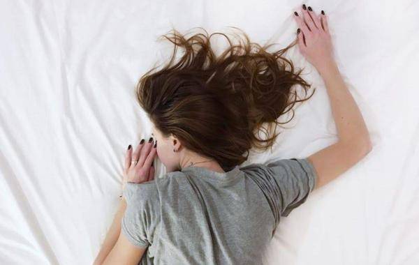 نصائح غريبة للمساعدة على النوم في ليالي الصيف الحارة