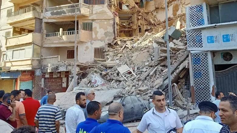 انهيار كارثي لعقار بالإسكندرية.. وعدد من السكان تحت الأنقاض