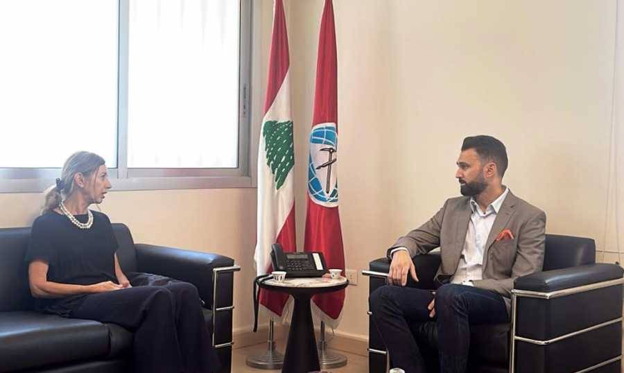 التطورات السياسية بين جنبلاط وسفيرة إيطاليا