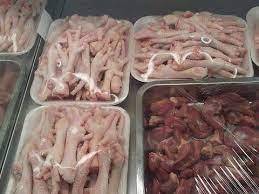 المصارين وأرجل الدجاج تدرّان الملايين.. أعلى رقمٌ يُحقّقه لبنان في تاريخ الصّادرات!