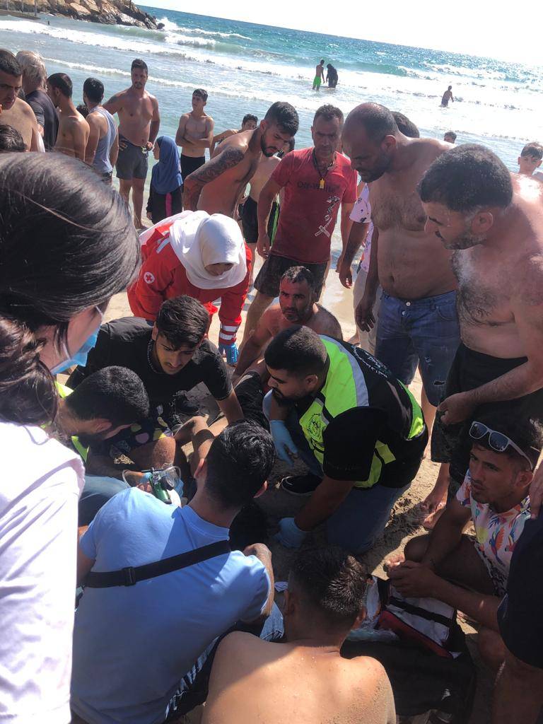 سحب شابين أشرفا على الغرق في بحر صور