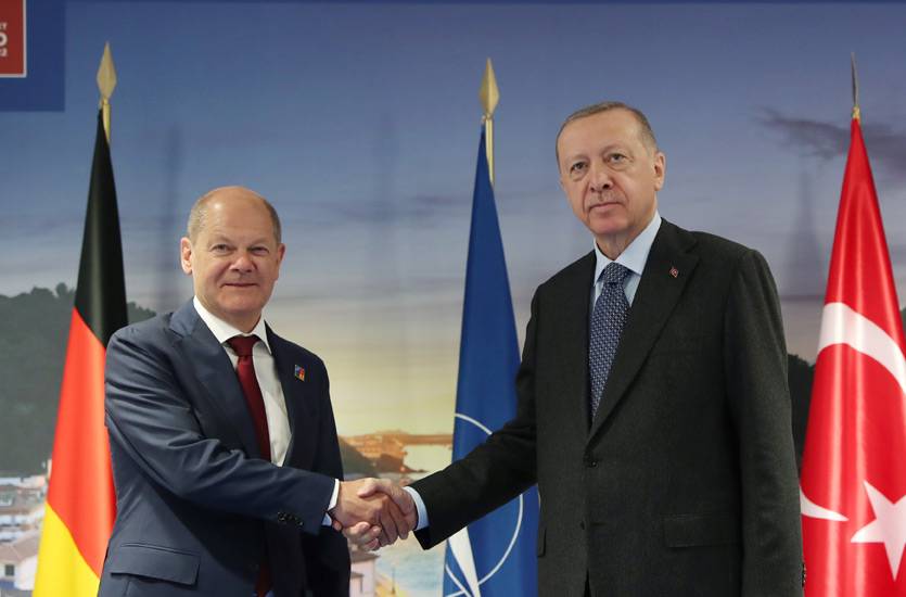 أردوغان يبحث هاتفيا مع شولتس آخر التطورات في روسيا ومسألة عضوية السويد في حلف 