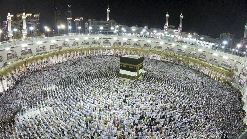 حجاج بيت الله الحرام يتوافدون لمنى لرمي الجمرات الثلاث