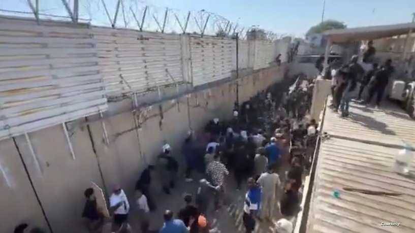 احتجاجاً على حرق المصحف.. عراقيون غاضبون يقتحمون أسوار السفارة السويدية