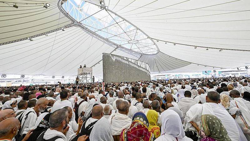 الحجاج يستقبلون أول أيام التشريق برمي الجمرة الصغرى