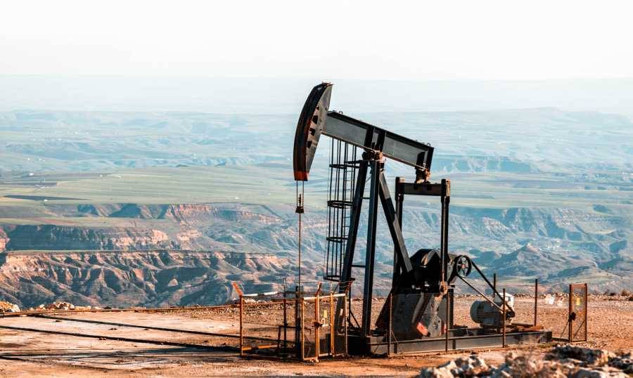 انخفاض في اسعار النفط وسط مخاوف من تراجع النمو الاقتصادي