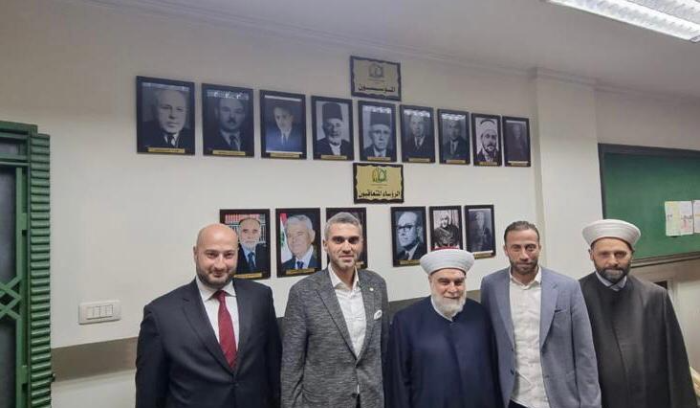 إمام يستقبل مهنئين بعيد الأضحى في طرابلس