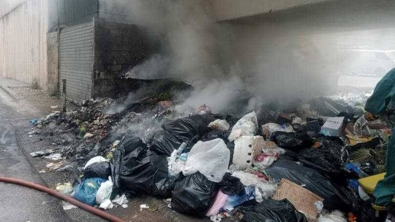 إخماد حريق نفايات في زوق مصبح