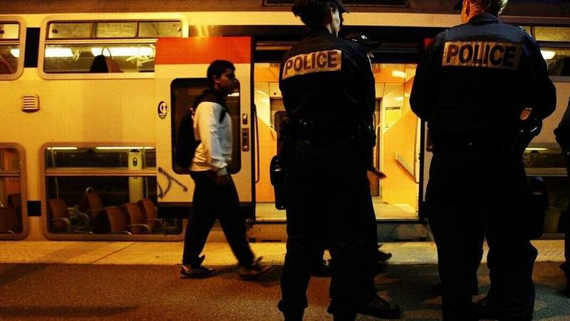 شرطي فرنسي سيطر على مسلح داخل قطار يربط انيسي بباريس