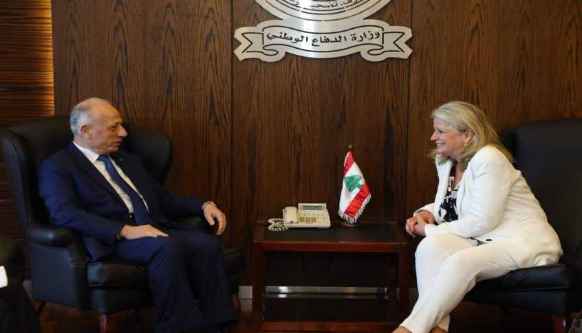 وزير الدفاع يلتقي سيناتوراً فرنسياً