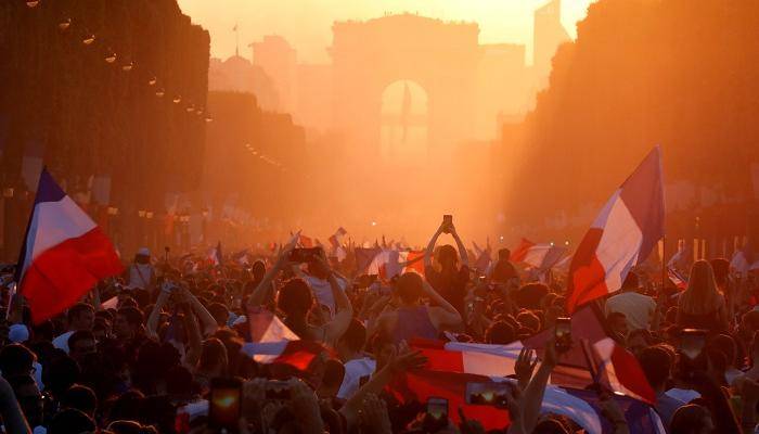 حرق 255 سيارة في العيد الوطني الفرنسي!