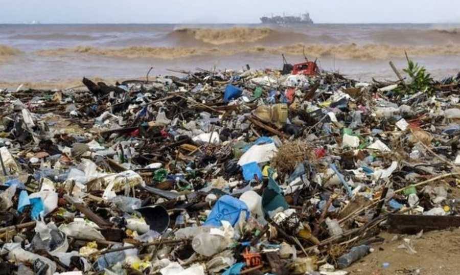 روائح كريهة على شاطئ بيروت… ومناشدات