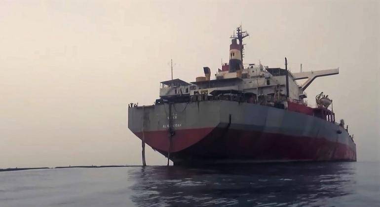 الأمم المتحدة: بدء عملية سحب النفط من ناقلة 