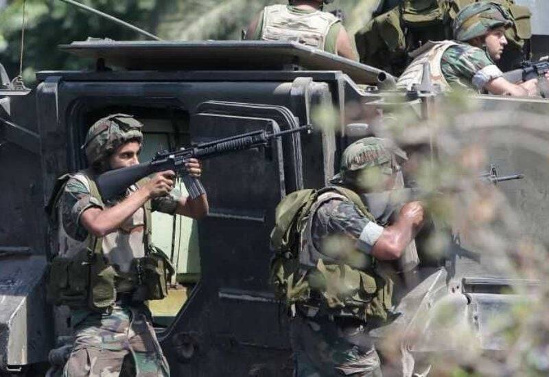 قوّة من الجيش اللبناني تداهم في بلدة بريتال وتبادل لإطلاق النار مع عدد من المطلوبين في حي المحوط وإصابة أحد المطلوبين
