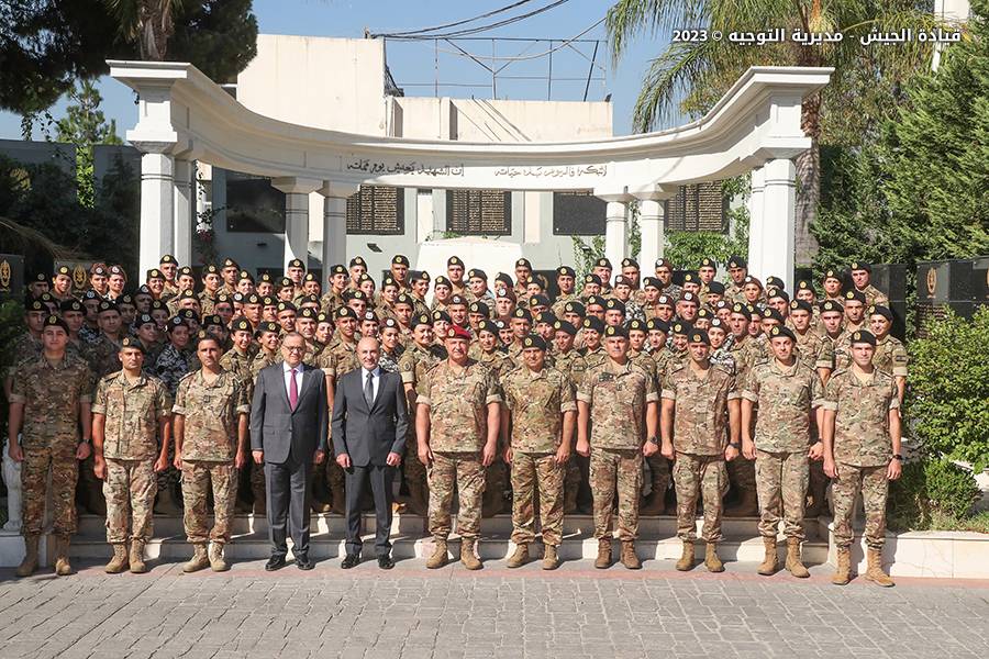 قائد الجيش للضباط المتخرجين: لا تدعوا السياسة ولا الطائفية تتغلغل بينكم