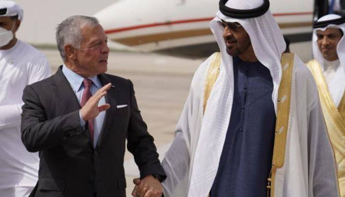 محمد بن زايد يصل الأردن.. والملك في مقدمة مستقبليه