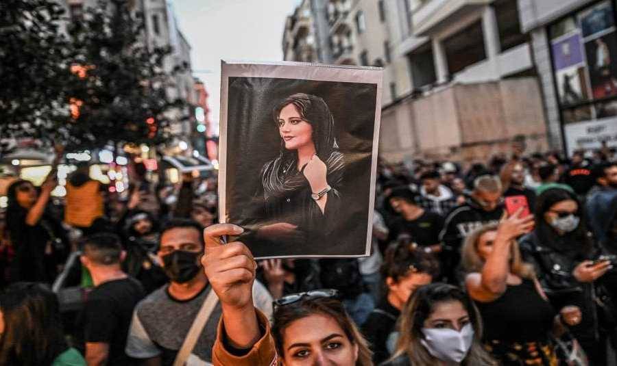 إيران: إلغاء إعدام شاب على خلفية الاحتجاجات..وتشدّد في الحجاب