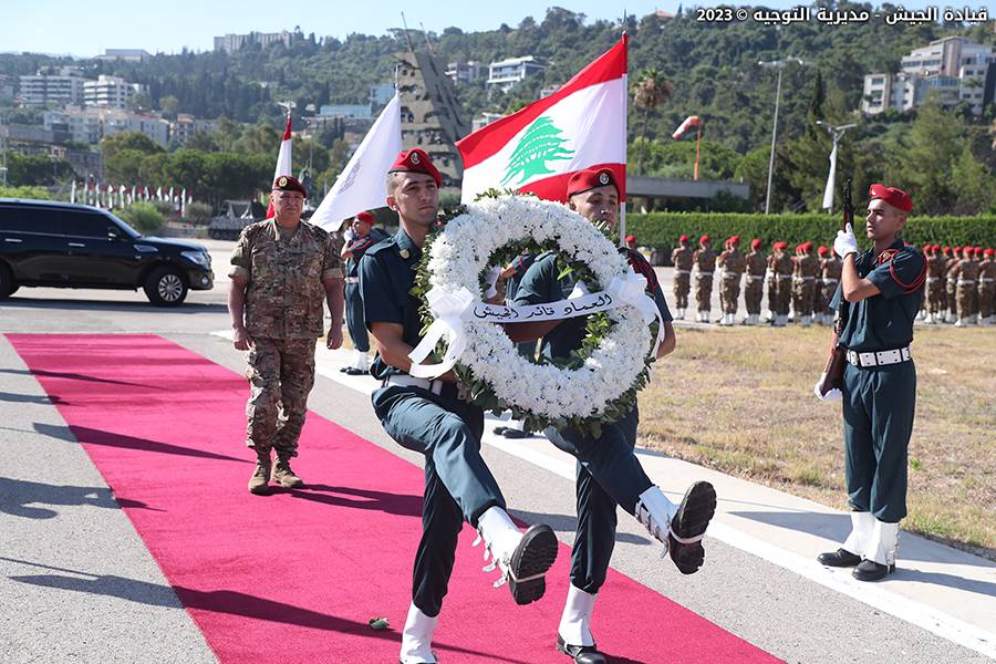قائد الجيش يضع إكليلًا من الزهر على نصب شهداء الجيش