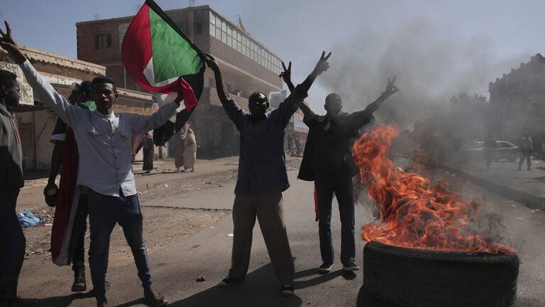 السودان.. استمرار الاشتباكات في الخرطوم وأم درمان والحكومة تطرح خارطة طريق لإنهاء القتال