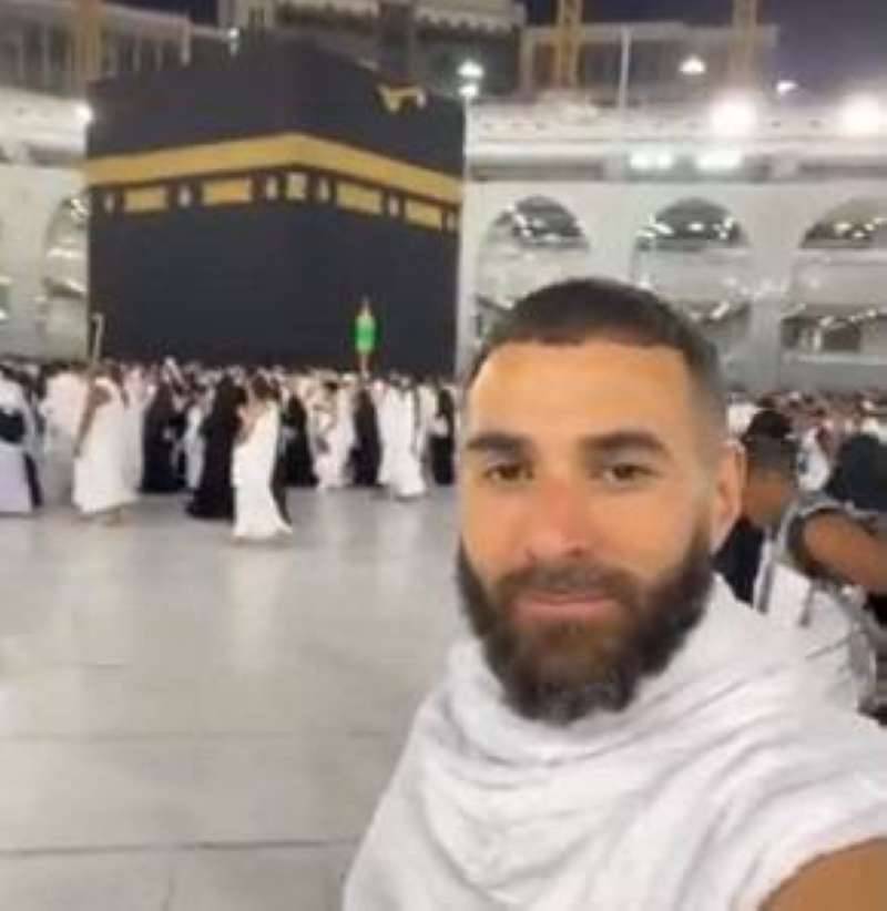 بنزيمة يؤدي مناسك العمرة