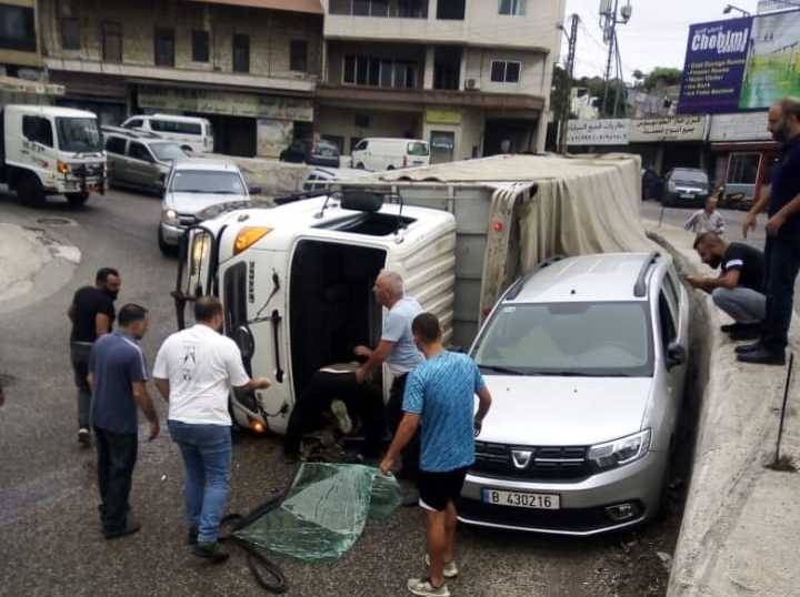 إشكال وقتيل بإطلاق نار عقب انقلاب شاحنة .. هذا ما حصل