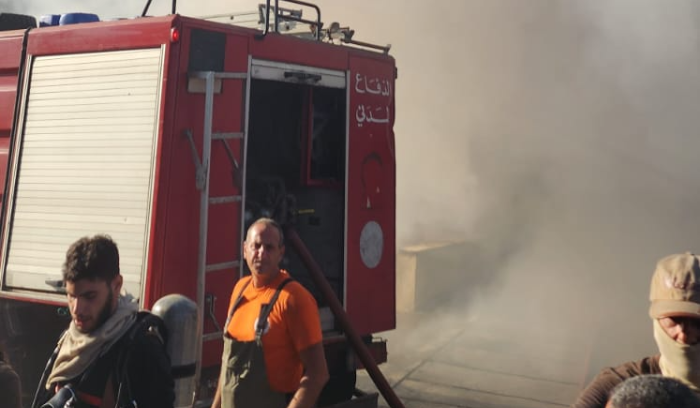 اخماد حريق مستودع للأقمشة على طريق المطار