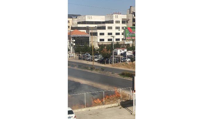 إخماد حريق أعشاب بمحاذاة اوتوستراد زحلة